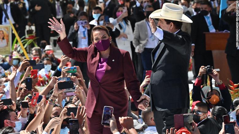 周四，卡斯特罗和她的丈夫、前总统曼努埃尔·塞拉亚在抵达特古西加尔巴国家体育场时迎接支持者。